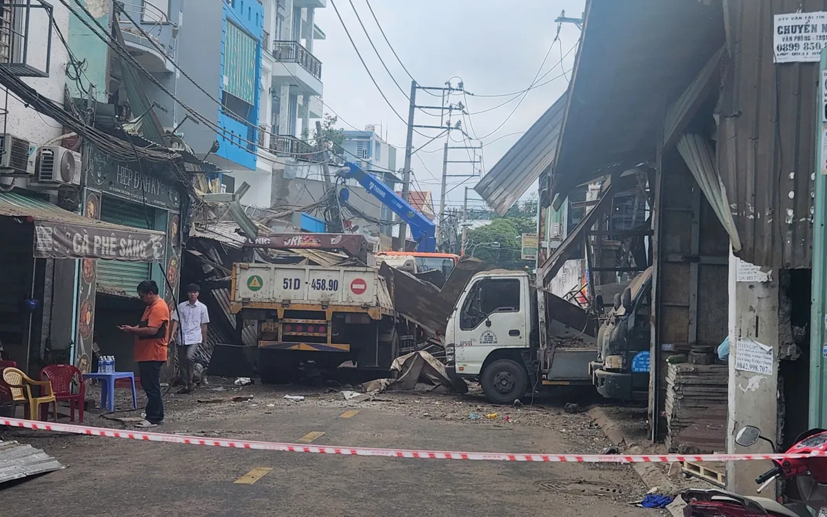 Khu vực vụ nổ được phong toả. Ảnh: M.L.