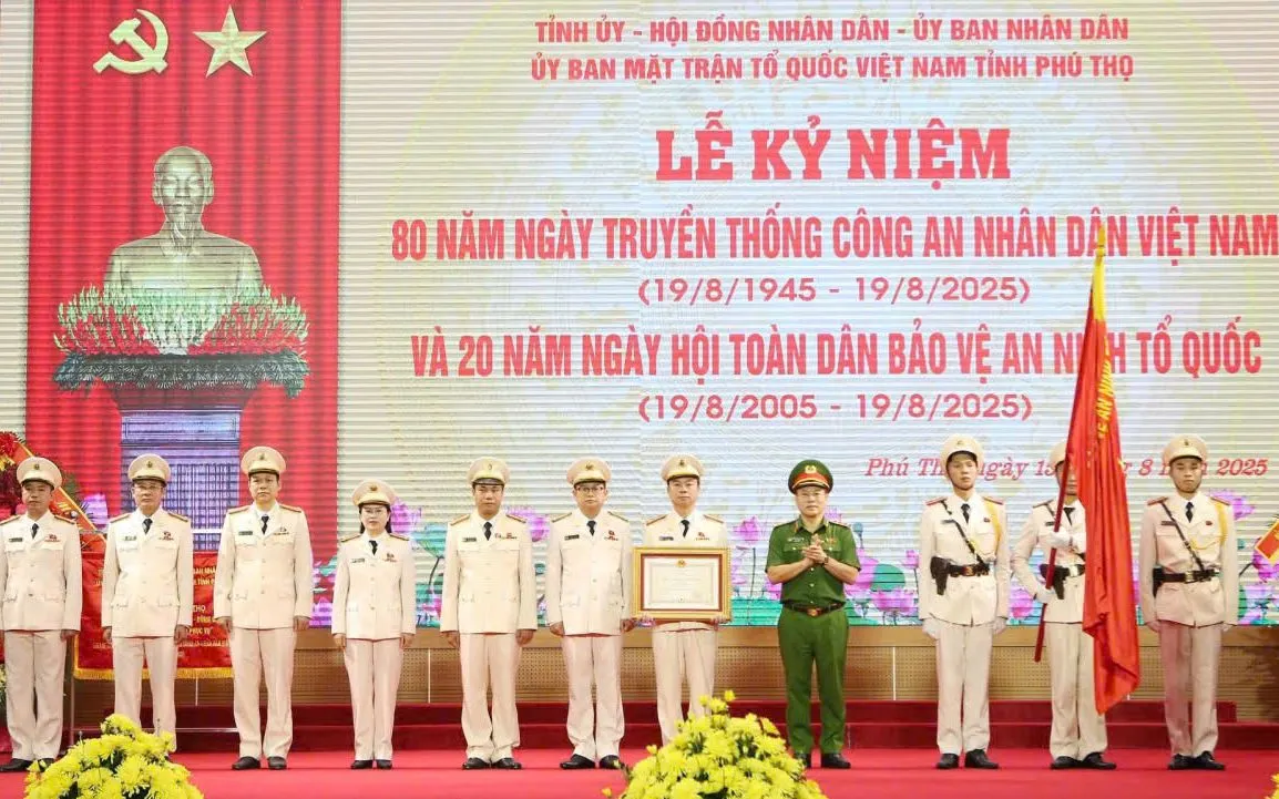 Thứ trưởng Công an Nguyễn Văn Long trao Huân chương Chiến công hạng Nhì cho phòng An ninh điều tra, Công an tỉnh Phú Thọ.