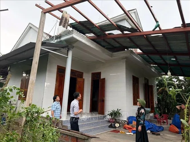 Quảng Trị: Hỗ trợ người dân khắc phục thiệt hại do lốc xoáy gây ra- Ảnh 1.