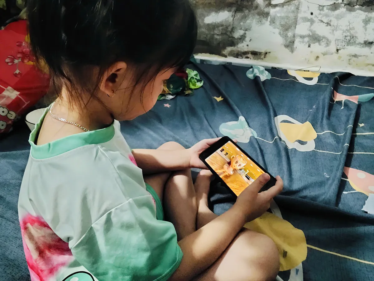 Chị Huyền lo ngại khi con gái liên tục quấy khóc, đòi xem video Brainrot. Chị Huyền lo ngại khi con gái liên tục quấy khóc, đòi xem video Brainrot.