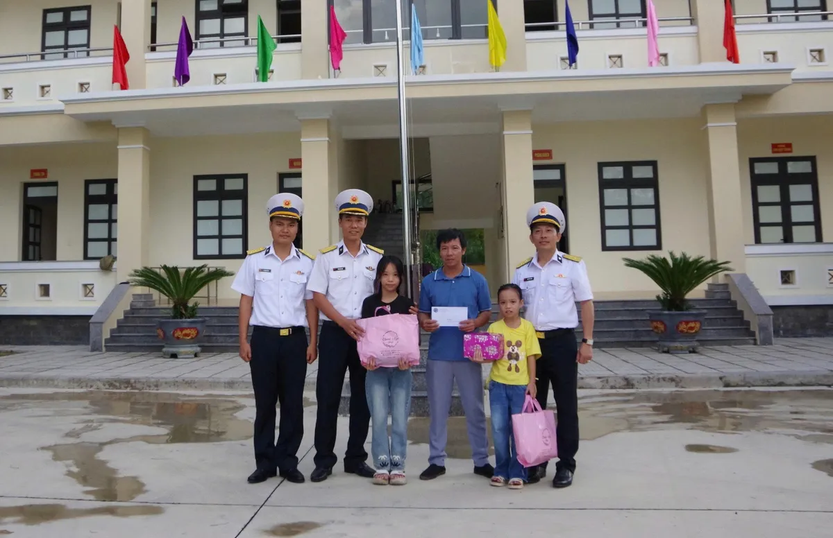 Hải quân nhận đỡ đầu con ngư dân: Tình thương và trách nhiệm trên biển đảo - Ảnh 4.