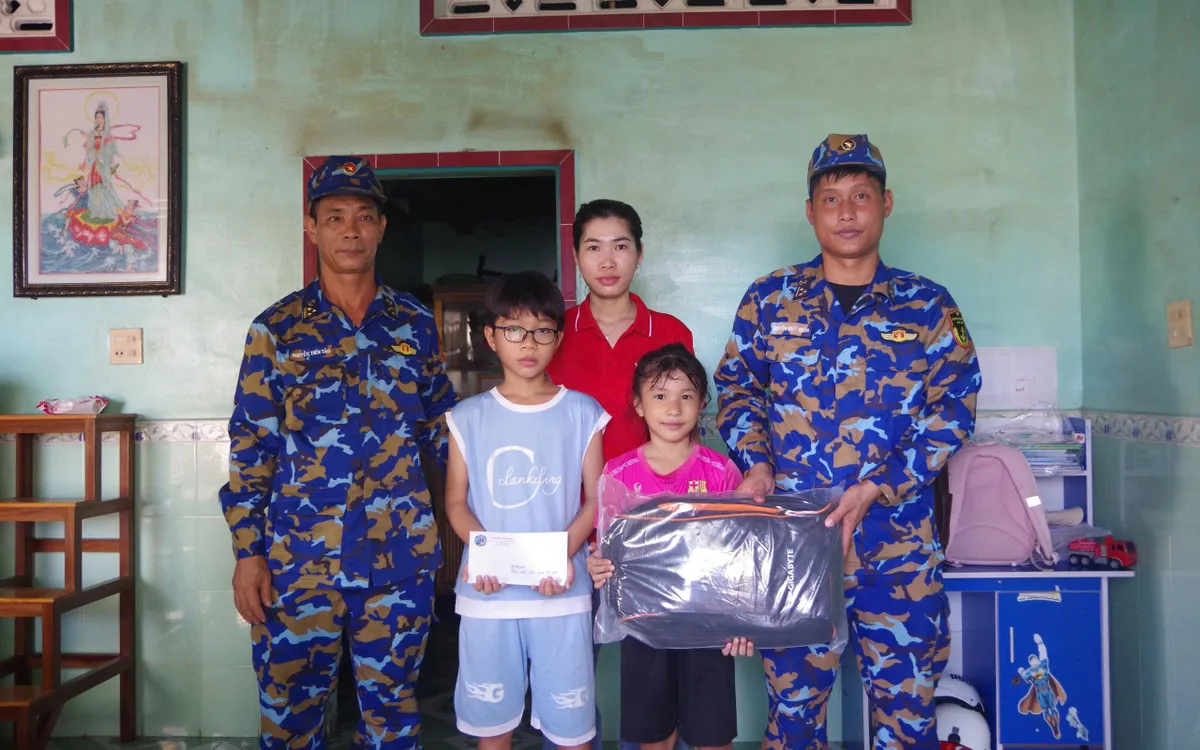 Hải quân nhận đỡ đầu con ngư dân: Tình thương và trách nhiệm trên biển đảo - Ảnh 2.