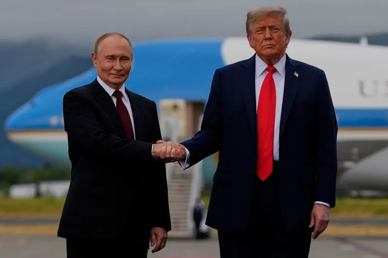 Khoảnh khắc Tổng thống Putin và Tổng thống Trump đi chung xe "quái thú" - Ảnh 2.