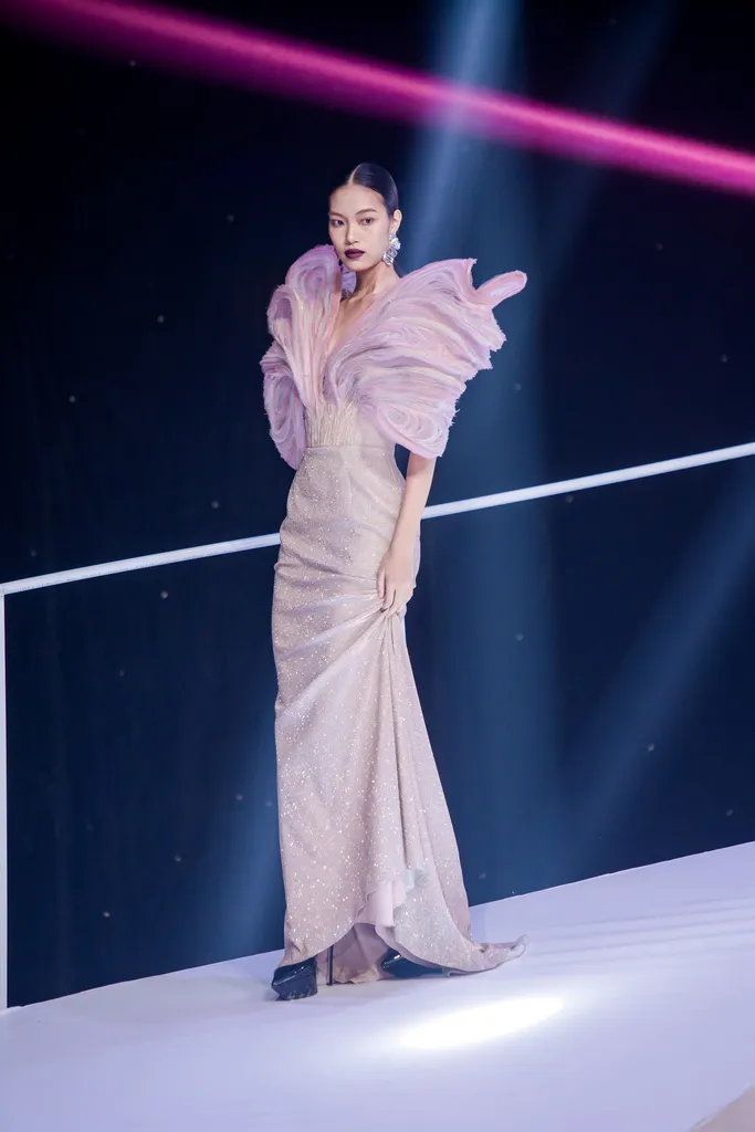 Vietnam's Next Top Model - Tập 3: Thí sinh loạng choạng trên đường catwalk hiểm hóc - Ảnh 1.
