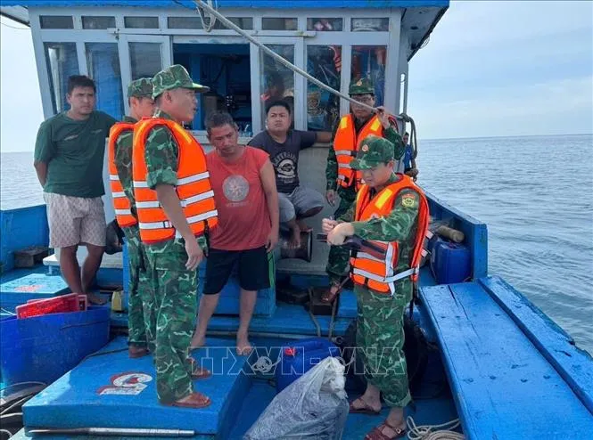 Kịp thời cứu hộ tàu cá và ngư dân gặp nạn trên biển - Ảnh 1.