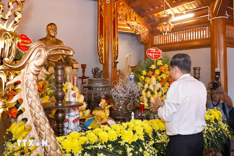 Chủ tịch Quốc hội Trần Thanh Mẫn dâng hương tưởng niệm các bậc tiền bối cách mạng tại Tuyên Quang - Ảnh 1.