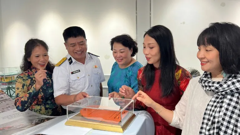 Triển l&atilde;m &ldquo;Một dải non s&ocirc;ng&rdquo; - vẻ đẹp v&agrave; &yacute; ch&iacute; nơi bi&ecirc;n cương, hải đảo - Ảnh 4.