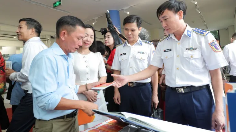 Triển l&atilde;m &ldquo;Một dải non s&ocirc;ng&rdquo; - vẻ đẹp v&agrave; &yacute; ch&iacute; nơi bi&ecirc;n cương, hải đảo - Ảnh 3.