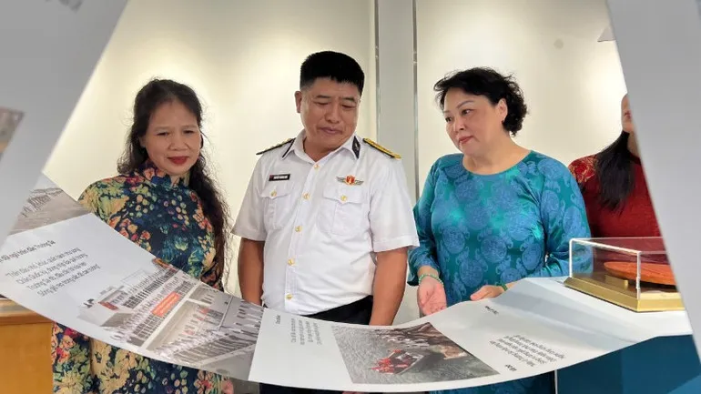 Triển l&atilde;m &ldquo;Một dải non s&ocirc;ng&rdquo; - vẻ đẹp v&agrave; &yacute; ch&iacute; nơi bi&ecirc;n cương, hải đảo - Ảnh 1.