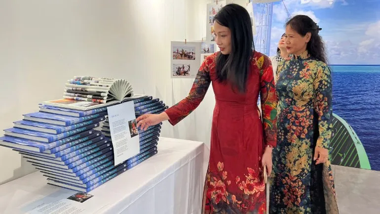 Triển l&atilde;m &ldquo;Một dải non s&ocirc;ng&rdquo; - vẻ đẹp v&agrave; &yacute; ch&iacute; nơi bi&ecirc;n cương, hải đảo - Ảnh 2.