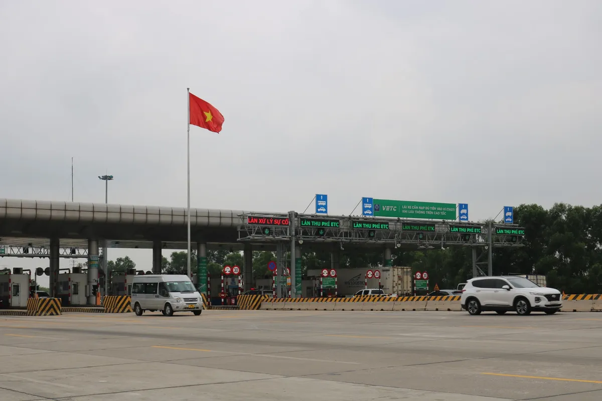 Thông suốt trong ngày đầu thí điểm cấm xe tải vào làn 1 cao tốc - Ảnh 2.
