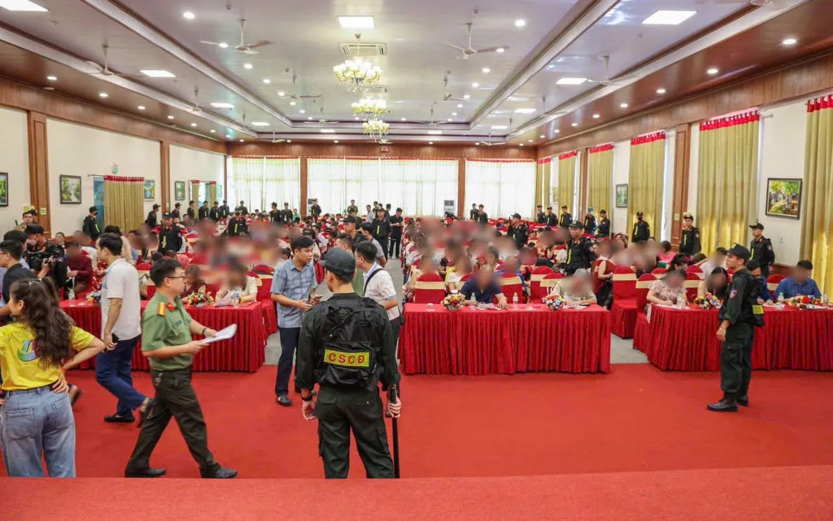 Hiện trường hội thảo đường dây lừa đảo tiền ảo tại xã Suối Hai, TP Hà Nội. Ảnh: CA Phú Thọ Hiện trường hội thảo đường dây lừa đảo tiền ảo tại xã Suối Hai, TP Hà Nội. Ảnh: CA Phú Thọ