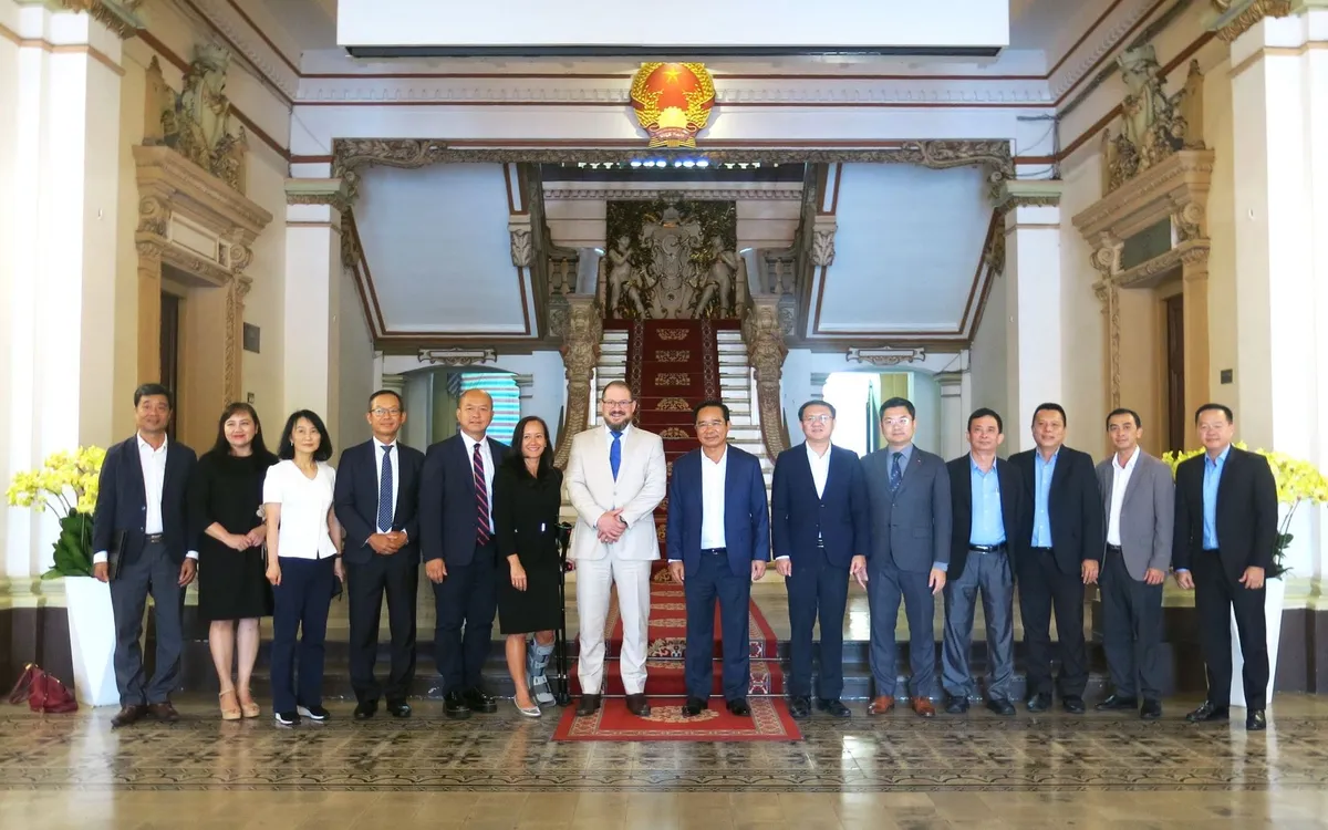 Lãnh đạo TP Hồ Chí Minh chụp hình lưu niệm cùng lãnh đạo tập đoàn Qualcomm. Ảnh: Cổng thông tin điện tử TP Hồ Chí Minh.