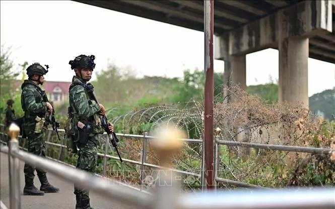 Binh sĩ Thái Lan gác gần cửa khẩu Tak ở huyện Mae Sot (Ảnh tư liệu minh họa: AFP/TTXVN) Binh sĩ Thái Lan gác gần cửa khẩu Tak ở huyện Mae Sot (Ảnh tư liệu minh họa: AFP/TTXVN)