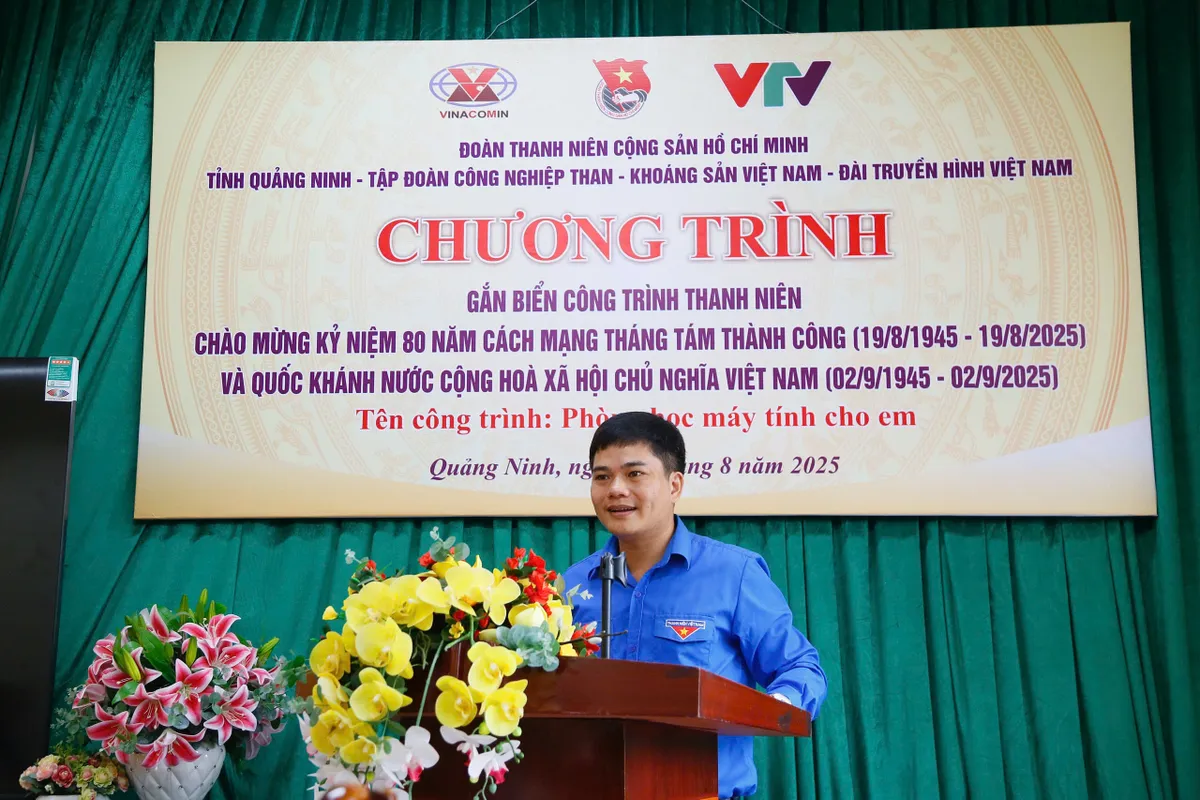 Quảng Ninh: B&agrave;n giao ph&ograve;ng học m&aacute;y t&iacute;nh, trao qu&agrave; cho học sinh kh&oacute; khăn v&ugrave;ng s&acirc;u, v&ugrave;ng xa - Ảnh 3.