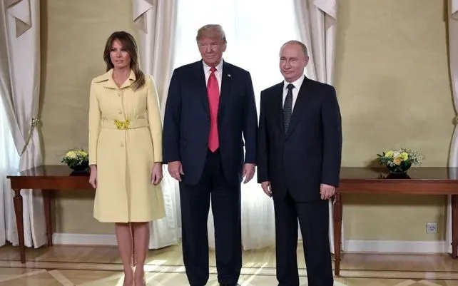 Trong ảnh từ phải qua: Tổng thống Nga Vladimir Putin, Tổng thống Mỹ Donald J. Trump và Đệ nhất phu nhân Melania Trump trong cuộc gặp năm 2018 (Ảnh: Điện Kremlin)