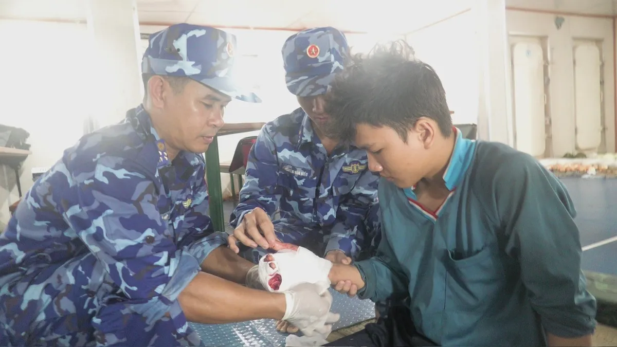 Cảnh sát biển 4 cứu ngư dân bị tai nạn trên biển- Ảnh 1. Cảnh sát biển 4 cứu ngư dân bị tai nạn trên biển- Ảnh 1.