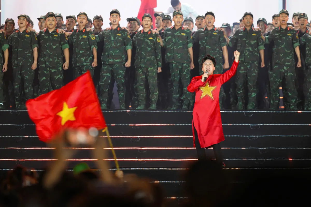 Ca sĩ Tùng Dương với màn trình diễn mang đến những cảm xúc thăng hoa. Ca sĩ Tùng Dương với màn trình diễn mang đến những cảm xúc thăng hoa.