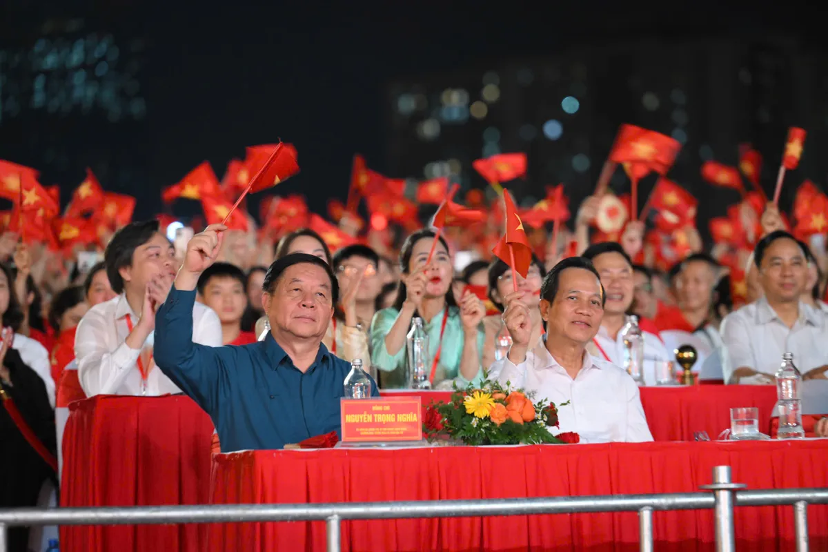 Lãnh đạo Đảng, Nhà nước tham dự Chương trình. Lãnh đạo Đảng, Nhà nước tham dự Chương trình.