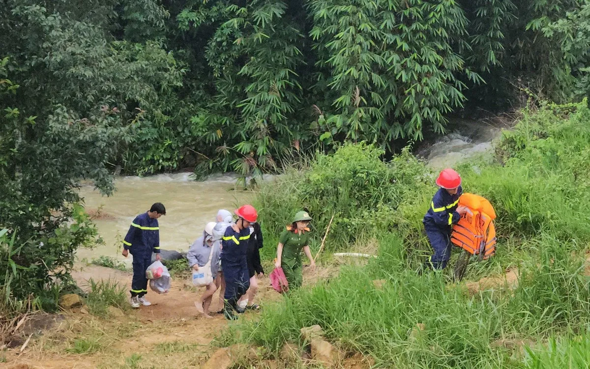 Lực lượng cứu hộ đưa các nữ sinh từ bờ bên kia qua suối Mơ an toàn. Ảnh: Báo Lâm Đồng