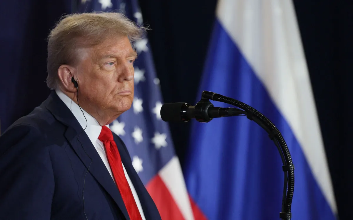 Tổng thống Trump lắng nghe Tổng thống Putin phát biểu trong cuộc họp báo sau hội nghị thượng đỉnh Nga - Mỹ ở Alaska hôm 15/8 (Ảnh: AFP/Sputnik)
