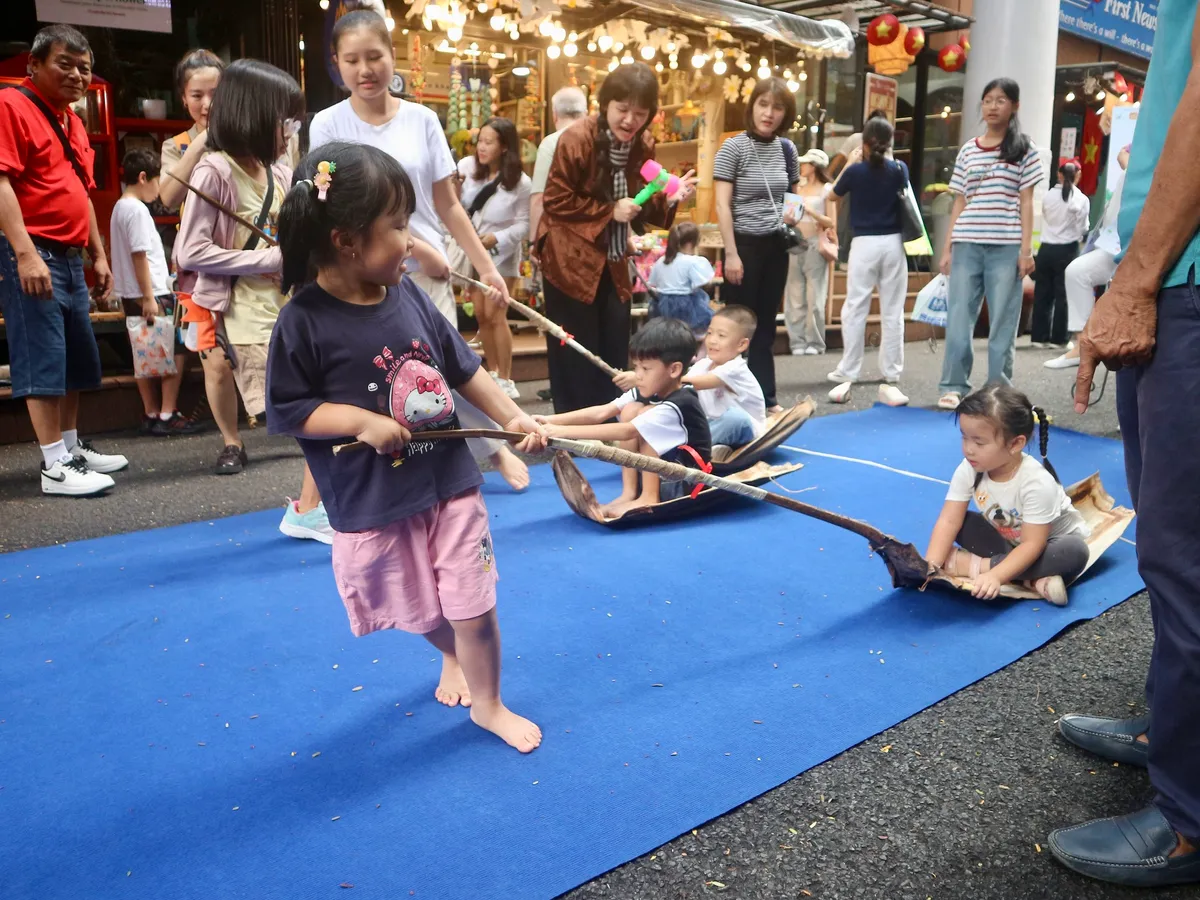 Gợi nhắc k&yacute; ức tuổi thơ giữa l&ograve;ng Đường s&aacute;ch TP Hồ Ch&iacute; Minh- Ảnh 1.