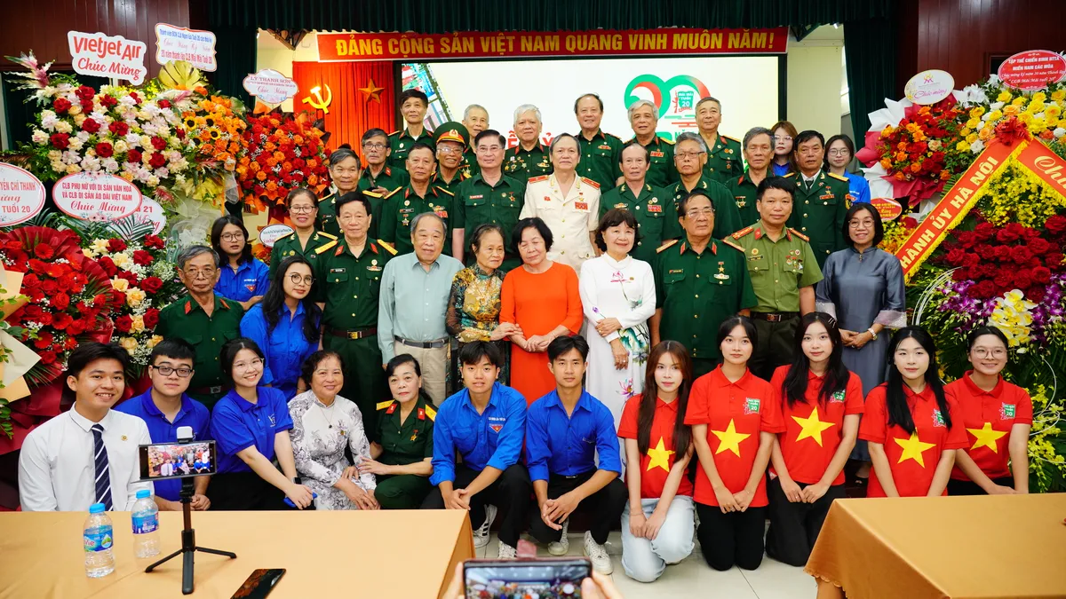 Mãi mãi tuổi 20 và hành trình truyền lửa  - Ảnh 1.