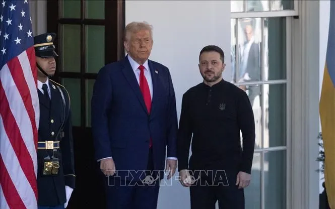 Tổng thống Mỹ Donald Trump (giữa) và Tổng thống Ukraine Volodymyr Zelensky (phải) tại cuộc gặp ở Nhà Trắng, Washington, D.C., ngày 28/2/2025 (Ảnh tư liệu: THX/TTXVN)
