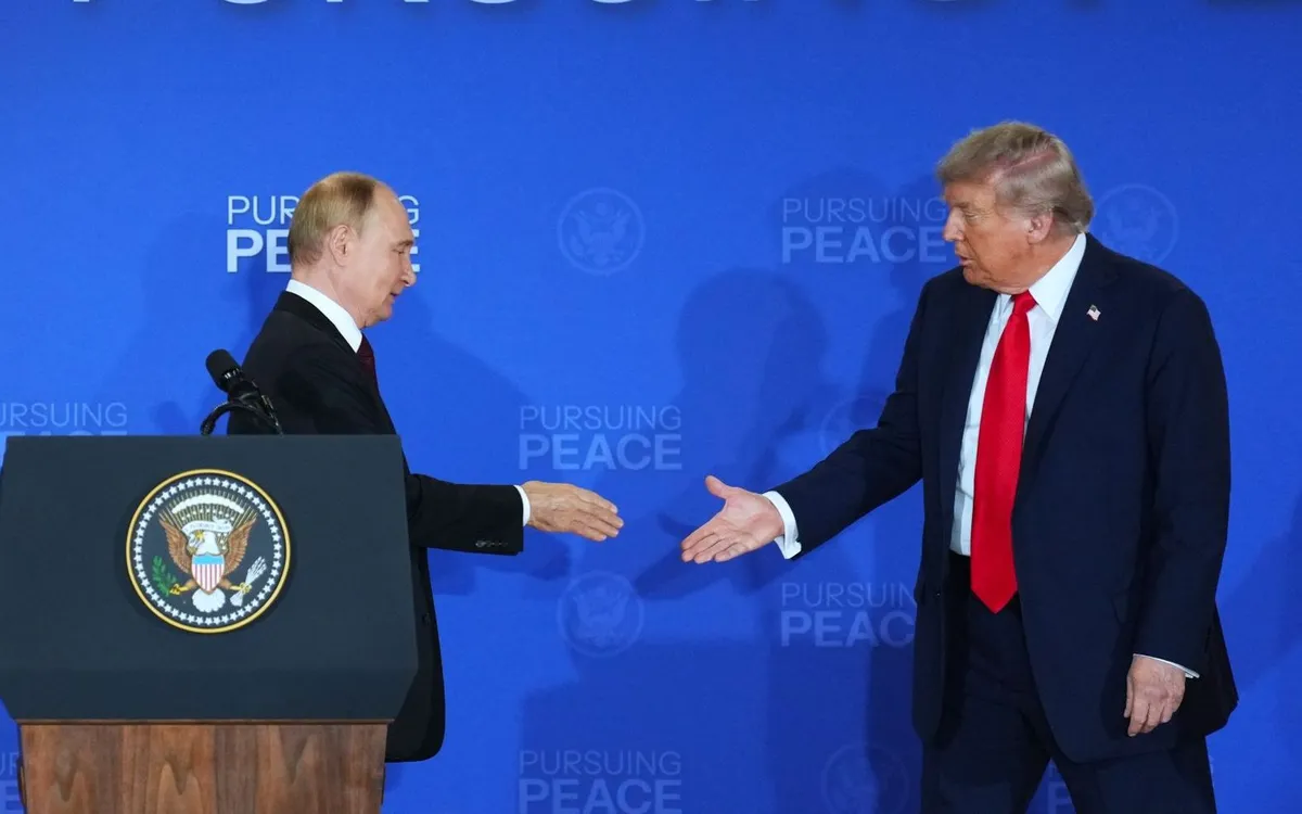 Tổng thống Mỹ Donald Trump (phải) và Tổng thống Nga Vladimir Putin trong cuộc họp báo chung tại Căn cứ Elmendorf-Richardson ở Anchorage, bang Alaska (Mỹ) ngày 15/8/2025. Ảnh: THX/TTXVN