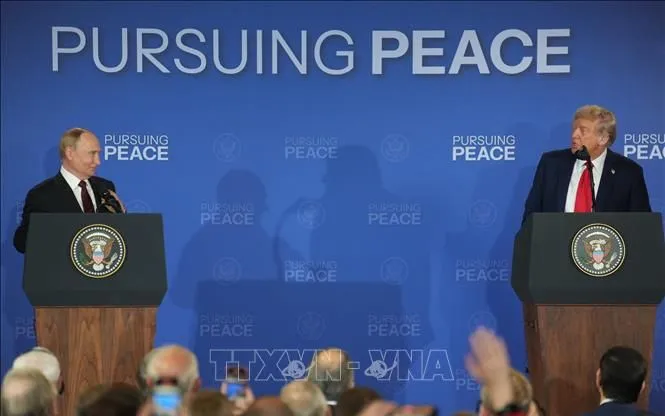Tổng thống Mỹ Donald Trump (phải) và Tổng thống Nga Vladimir Putin trong cuộc họp báo chung tại Căn cứ Elmendorf-Richardson ở Anchorage, bang Alaska (Mỹ) ngày 15/8/2025 (Ảnh: THX/TTXVN)