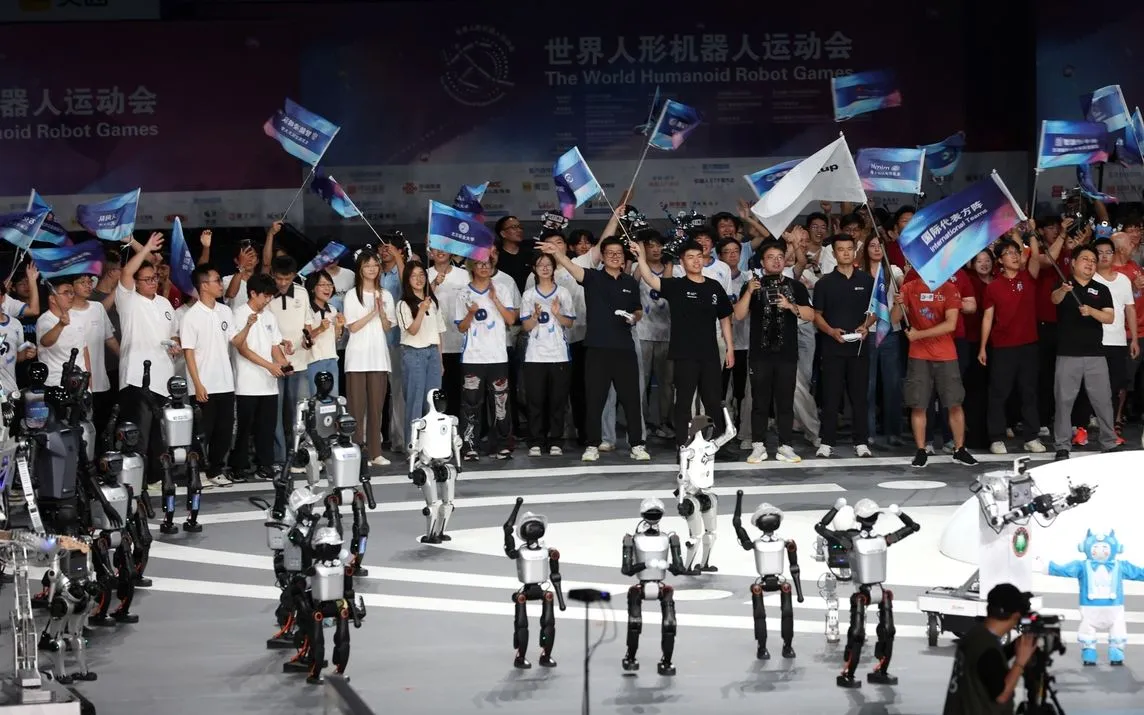Robot hình người đồng diễn tại lễ khai mạc. (Ảnh: Chinadaily)