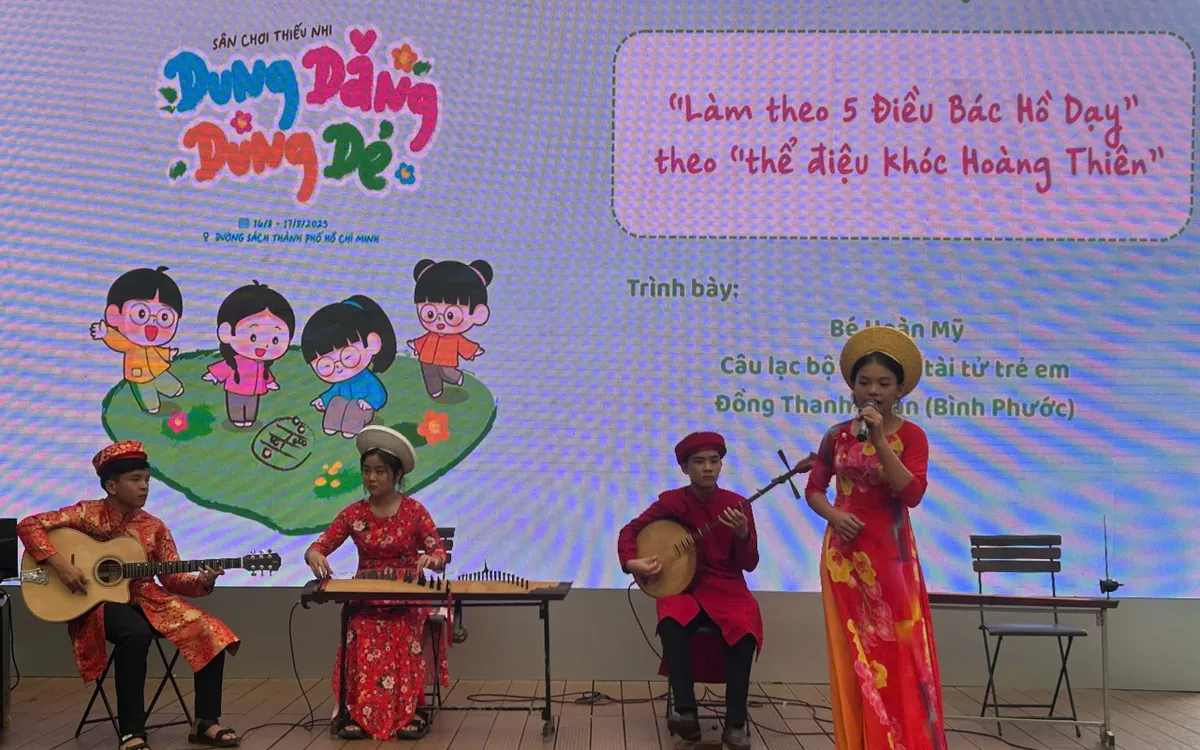 Trình diễn Đờn ca tài tử của nhóm thiếu nhi. (Ảnh: Như Ý)