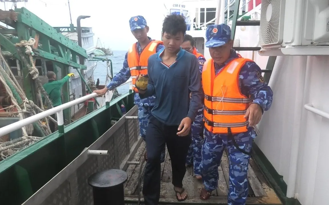 Cán bộ, chiến sĩ tàu CSB 6003 tiếp cận đưa nạn nhân lên tàu Cảnh sát biển. Ảnh: CSB4. Cán bộ, chiến sĩ tàu CSB 6003 tiếp cận đưa nạn nhân lên tàu Cảnh sát biển. Ảnh: CSB4.