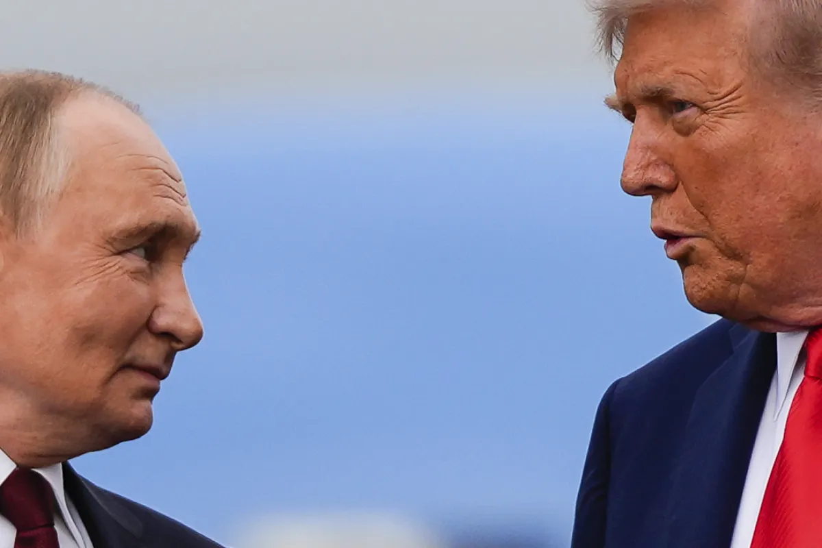 Tổng thống Donald Trump (bên phải) và Tổng thống Nga Vladimir Putin trò chuyện tại Căn cứ chung Elmendorf-Richardson, Alaska, Mỹ vào ngày 15/8/2025. Tổng thống Donald Trump (bên phải) và Tổng thống Nga Vladimir Putin trò chuyện tại Căn cứ chung Elmendorf-Richardson, Alaska, Mỹ vào ngày 15/8/2025.