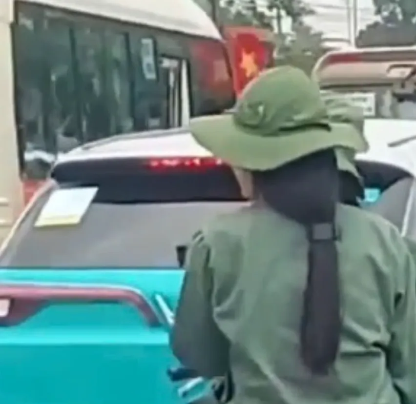 Hà Nội: Xử lý 3 học sinh không đội mũ bảo hiểm, kẹp 3, có hành vi phản cảm- Ảnh 1. Hà Nội: Xử lý 3 học sinh không đội mũ bảo hiểm, kẹp 3, có hành vi phản cảm- Ảnh 1.