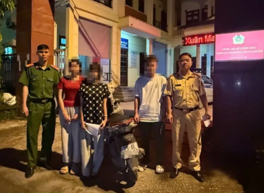 Hà Nội: Xử lý 3 học sinh không đội mũ bảo hiểm, kẹp 3, có hành vi phản cảm- Ảnh 2. Hà Nội: Xử lý 3 học sinh không đội mũ bảo hiểm, kẹp 3, có hành vi phản cảm- Ảnh 2.