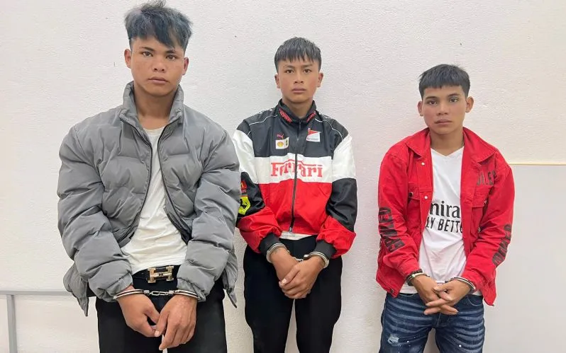 3 đối tượng A Đoàn, A Ghin, A Phân (từ trái qua) tại cơ quan Công an. Ảnh: CAND