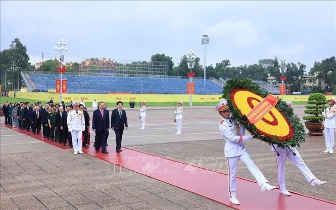 Lãnh đạo Đảng, Nhà nước, Đảng ủy Công an Trung ương, Bộ Công an vào Lăng viếng Chủ tịch Hồ Chí Minh - Ảnh 1.