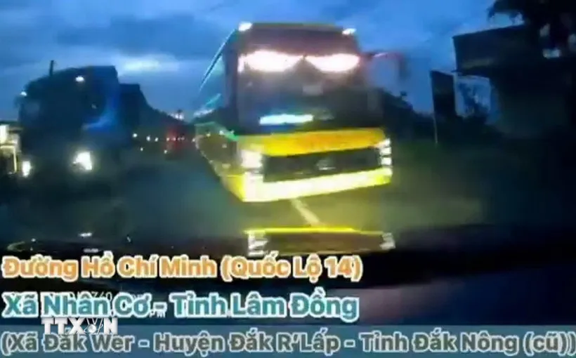 Xử lý lái xe khách vượt ẩu, suýt gây tai nạn trên đường Hồ Chí Minh - Ảnh 1.