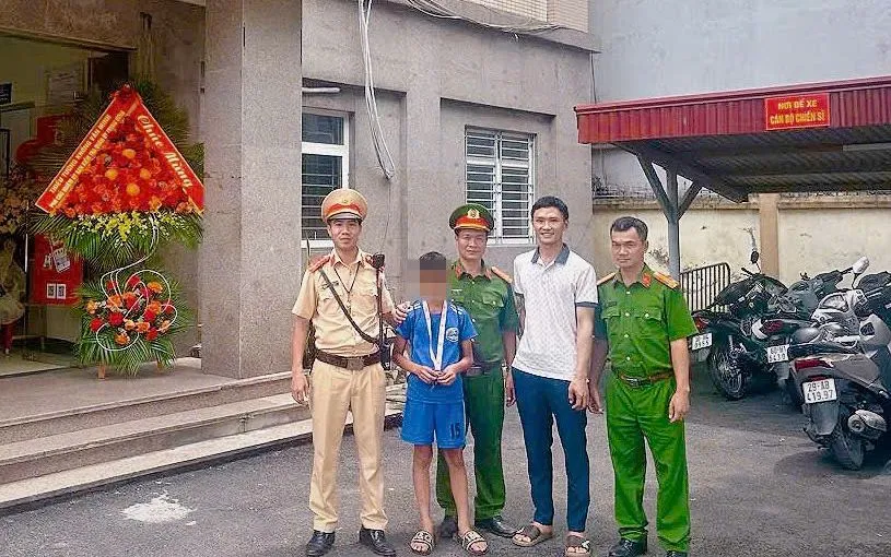 Gia đình đến đón cháu tại cơ quan Công an. Gia đình đến đón cháu tại cơ quan Công an.