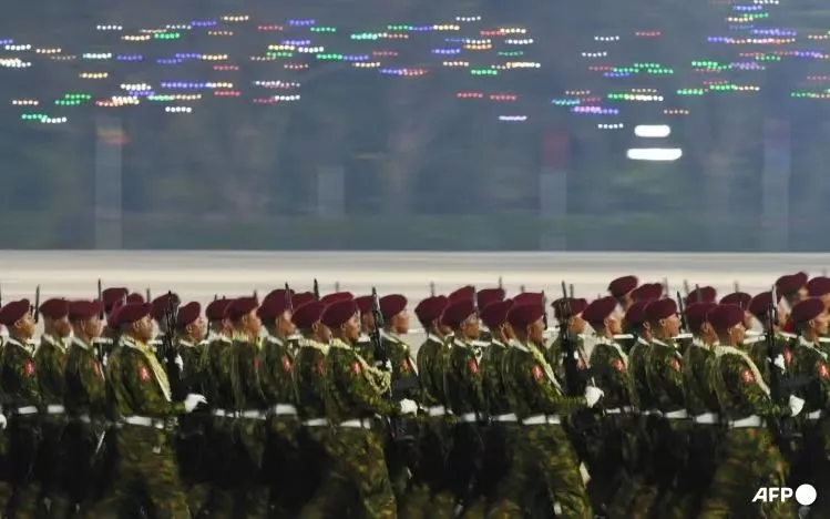 Binh sĩ chính quyền quân sự Myanmar duyệt binh trong lễ kỷ niệm Ngày Quân đội tại Naypyidaw, ngày 27/3/2025. (Ảnh: AFP) Binh sĩ chính quyền quân sự Myanmar duyệt binh trong lễ kỷ niệm Ngày Quân đội tại Naypyidaw, ngày 27/3/2025. (Ảnh: AFP)