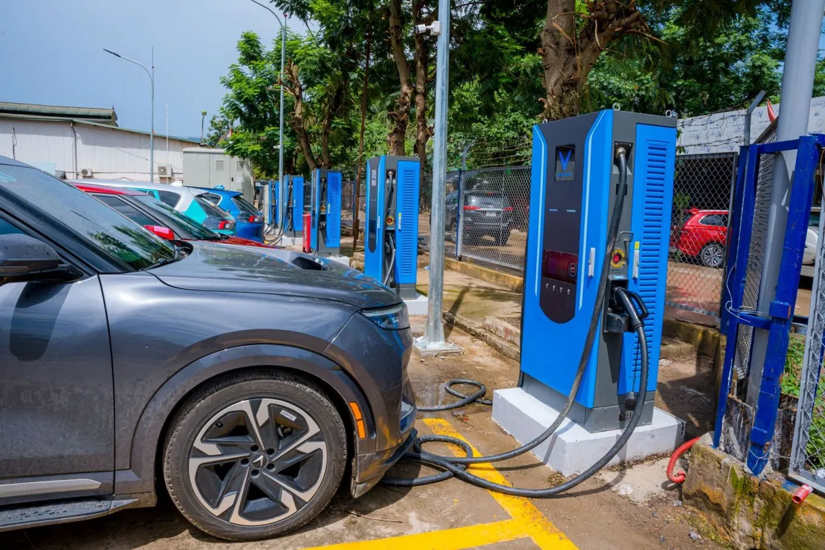 Hà Nội rà soát quỹ đất để phát triển trạm sạc xe điện - Ảnh 1.