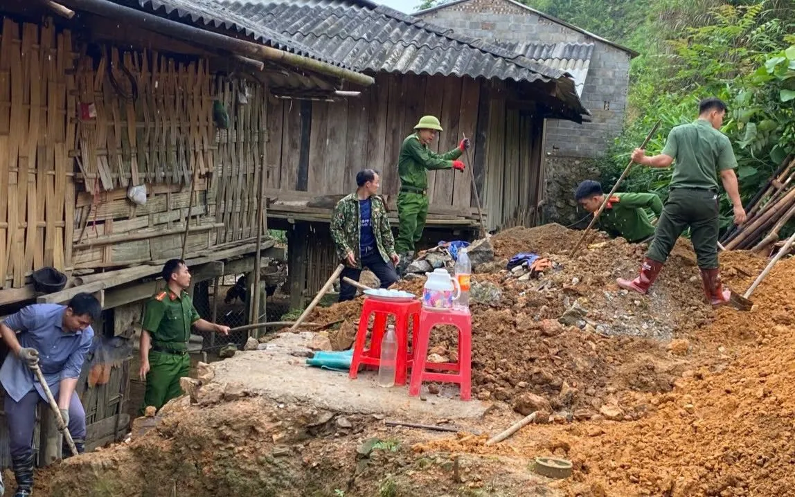 Lực lượng công an tỉnh Thái Nguyên trong phong trào "Chung tay xóa nhà tạm, nhà dột nát" (Ảnh: CA Thái Nguyên) Lực lượng công an tỉnh Thái Nguyên trong phong trào "Chung tay xóa nhà tạm, nhà dột nát" (Ảnh: CA Thái Nguyên)