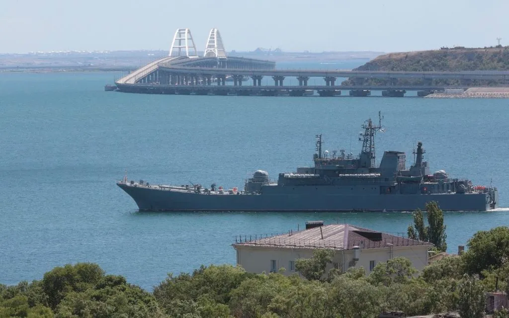 Tàu đổ bộ của Nga chở xe và người qua eo biển Kerch do cầu Kerch nối Nga với bán đảo Crimea bị đóng cửa ngày 17/7/2023. (Ảnh: AP) Tàu đổ bộ của Nga chở xe và người qua eo biển Kerch do cầu Kerch nối Nga với bán đảo Crimea bị đóng cửa ngày 17/7/2023. (Ảnh: AP)