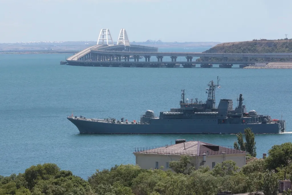 Nga chặn đứng âm mưu đánh bom cầu Crimea- Ảnh 1. Nga chặn đứng âm mưu đánh bom cầu Crimea- Ảnh 1.