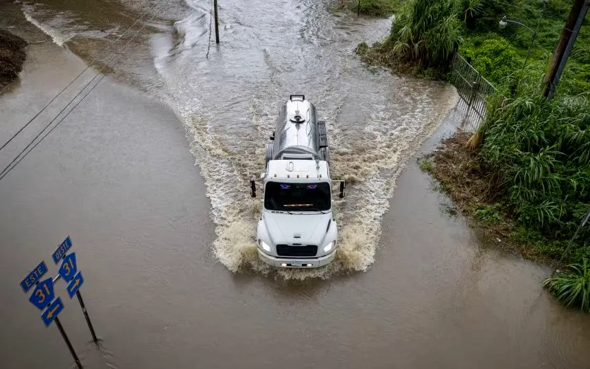 Xe tải di chuyển trên con đường ngập lụt ở Naguabo, Puerto Rico sau khi bão Erin quét qua khu vực ngày 16/8 (Ảnh: AFP/Getty Images) Xe tải di chuyển trên con đường ngập lụt ở Naguabo, Puerto Rico sau khi bão Erin quét qua khu vực ngày 16/8 (Ảnh: AFP/Getty Images)