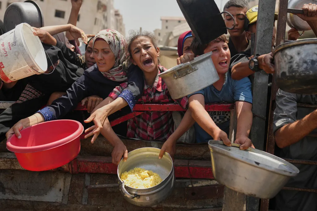 Hàng nghìn người Palestine rời Gaza trước lo ngại tấn công trên bộ của Israel- Ảnh 1. Hàng nghìn người Palestine rời Gaza trước lo ngại tấn công trên bộ của Israel- Ảnh 1.