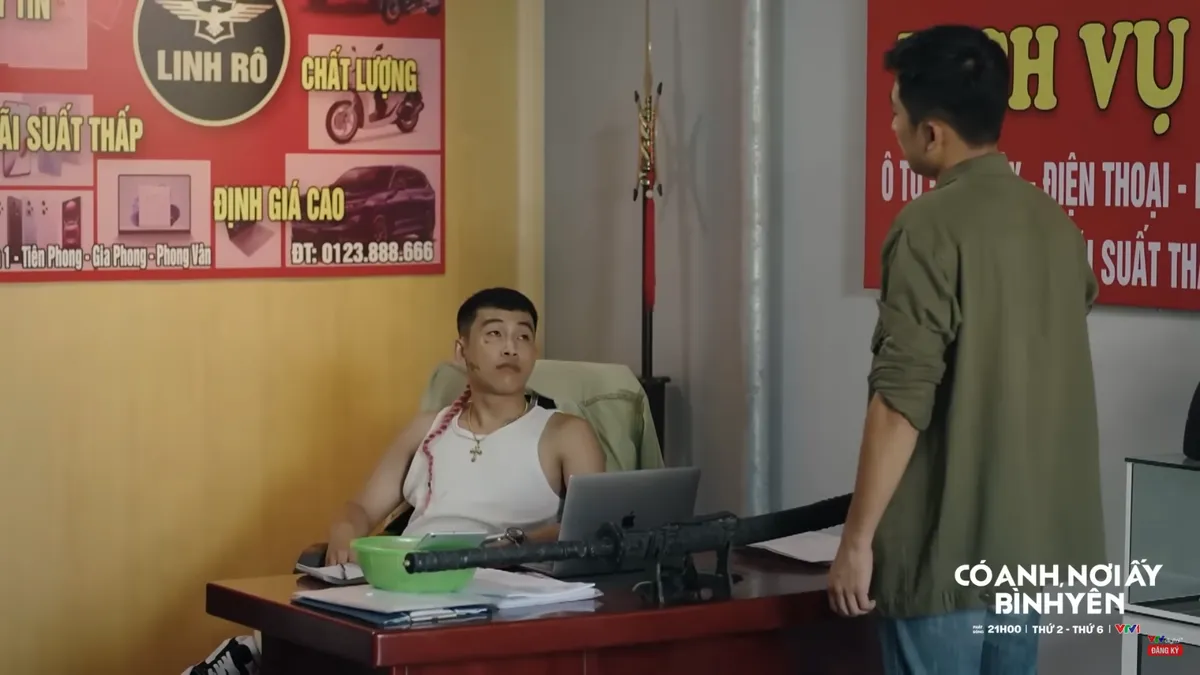 C&oacute; anh, nơi ấy b&igrave;nh y&ecirc;n - Tập 12: Cường bị Tiến dằn mặt v&igrave; "cho miệng đi chơi xa" - Ảnh 6.