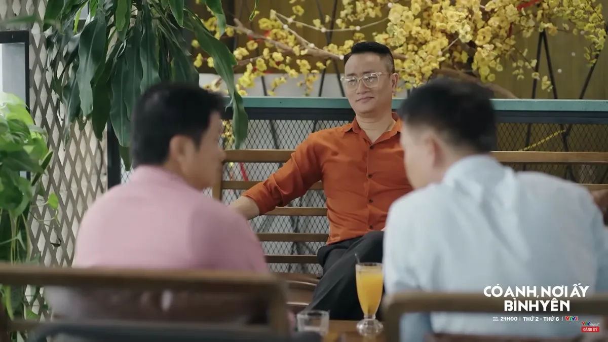 C&oacute; anh, nơi ấy b&igrave;nh y&ecirc;n - Tập 12: Cường bị Tiến dằn mặt v&igrave; "cho miệng đi chơi xa" - Ảnh 3.