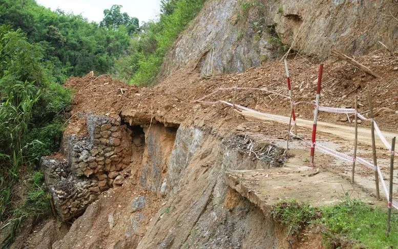 Điểm sạt lở nghiêm trọng trên Quốc lộ 16 đoạn thuộc bản Na Lợt (xã Nhôn Mai, tỉnh Nghệ An). (Ảnh: TTXVN) Điểm sạt lở nghiêm trọng trên Quốc lộ 16 đoạn thuộc bản Na Lợt (xã Nhôn Mai, tỉnh Nghệ An). (Ảnh: TTXVN)